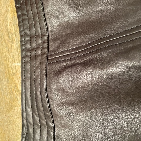 Soft sophisticated leather skirt - Picture 2 of 8